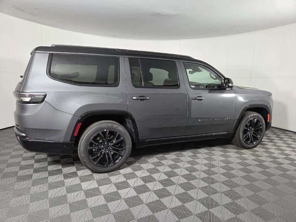 New 2026 Baltic-Gray Metallic Clear-Coat Exterior Paint Jeep Summit Obsidian image 4