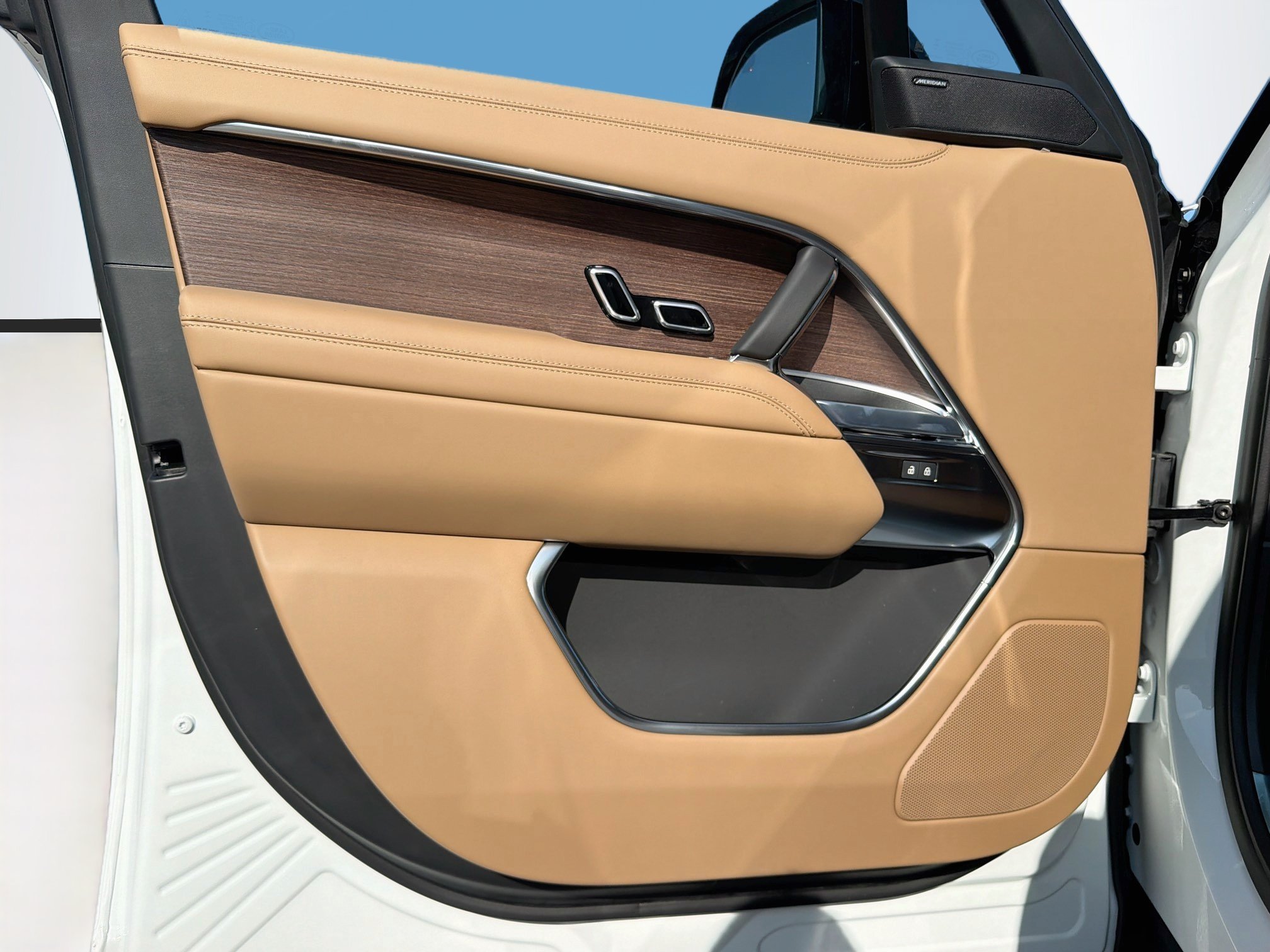 New 2026 Fuji White Land Rover SE image 23