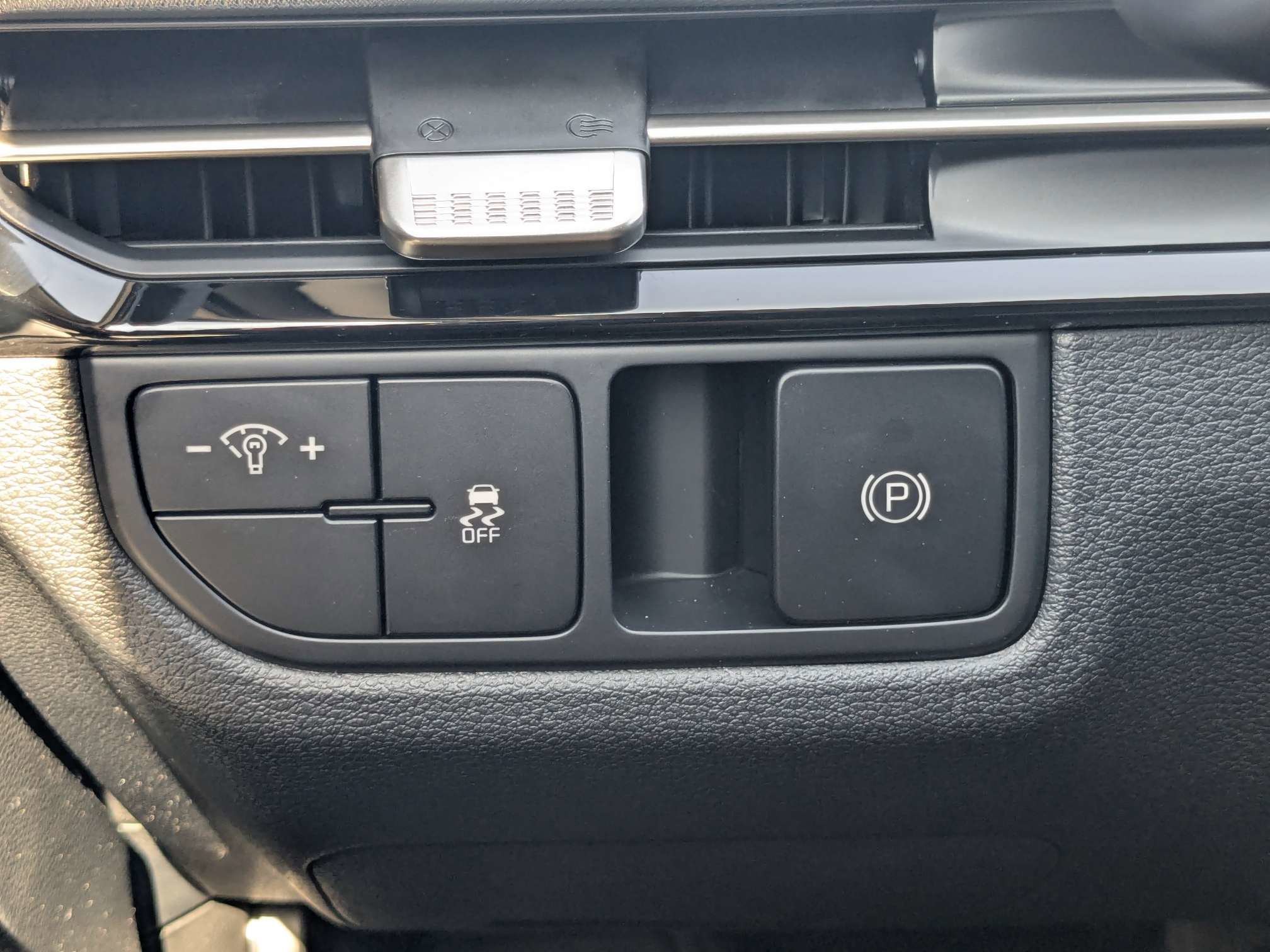 New 2026 Glacial White Pearl Kia LX image 30