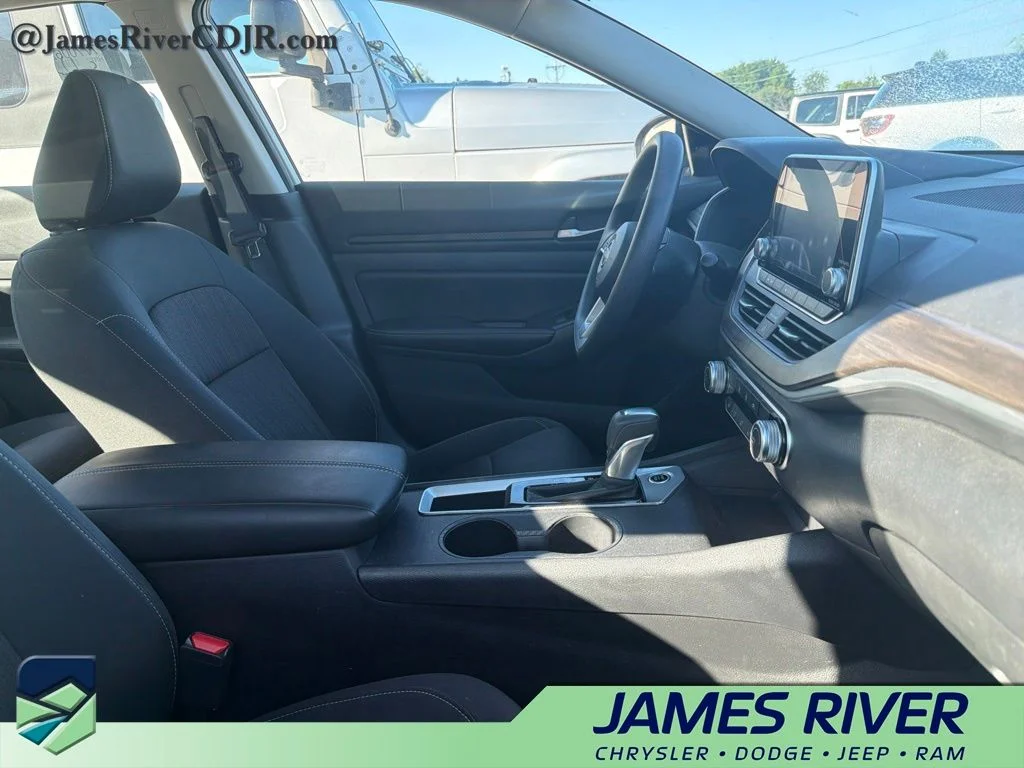 Used 2025 White Nissan 2.5 SV image 2