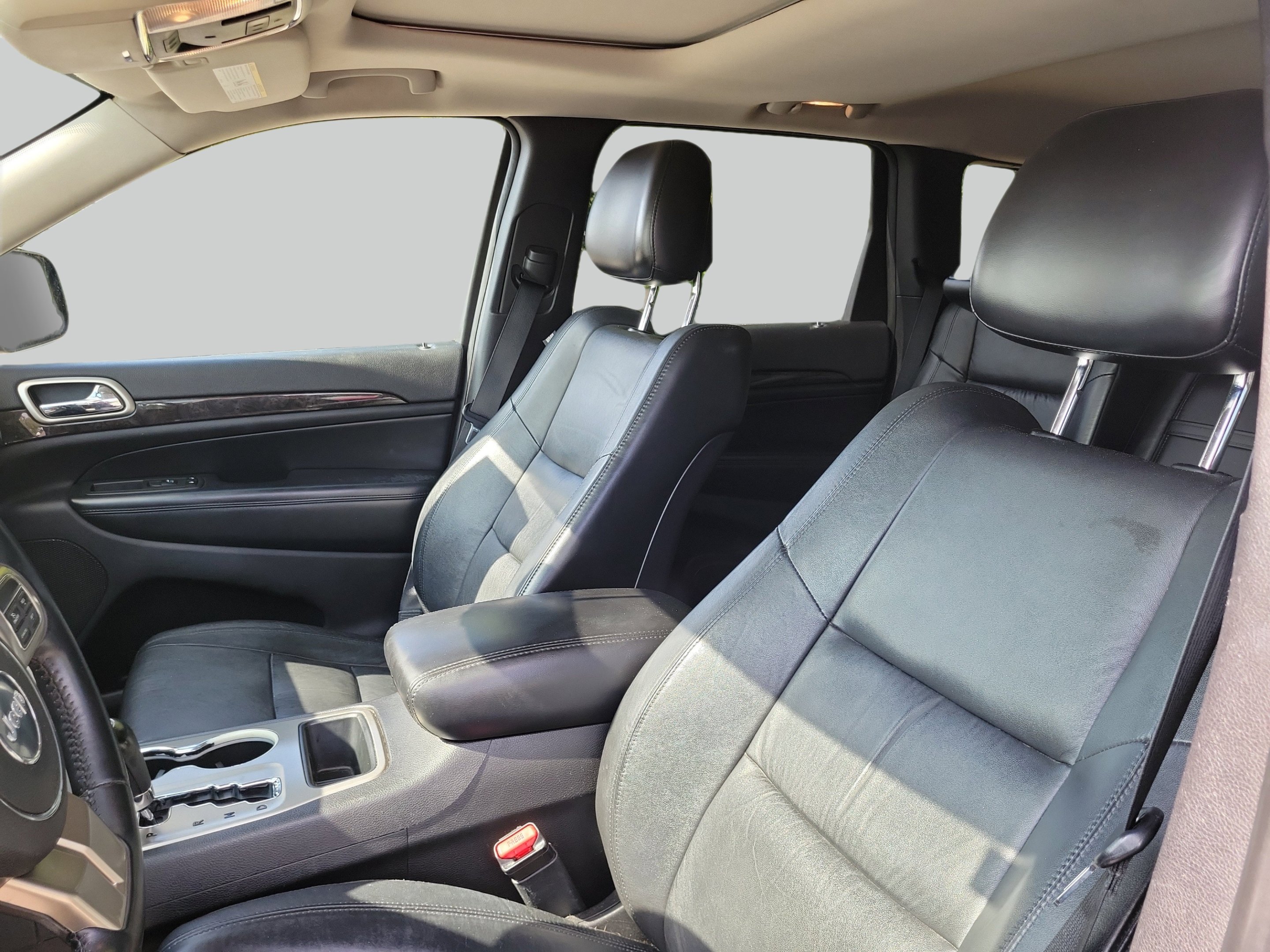 Used 2012 Mineral Gray Metallic Clearcoat Jeep Laredo image 22