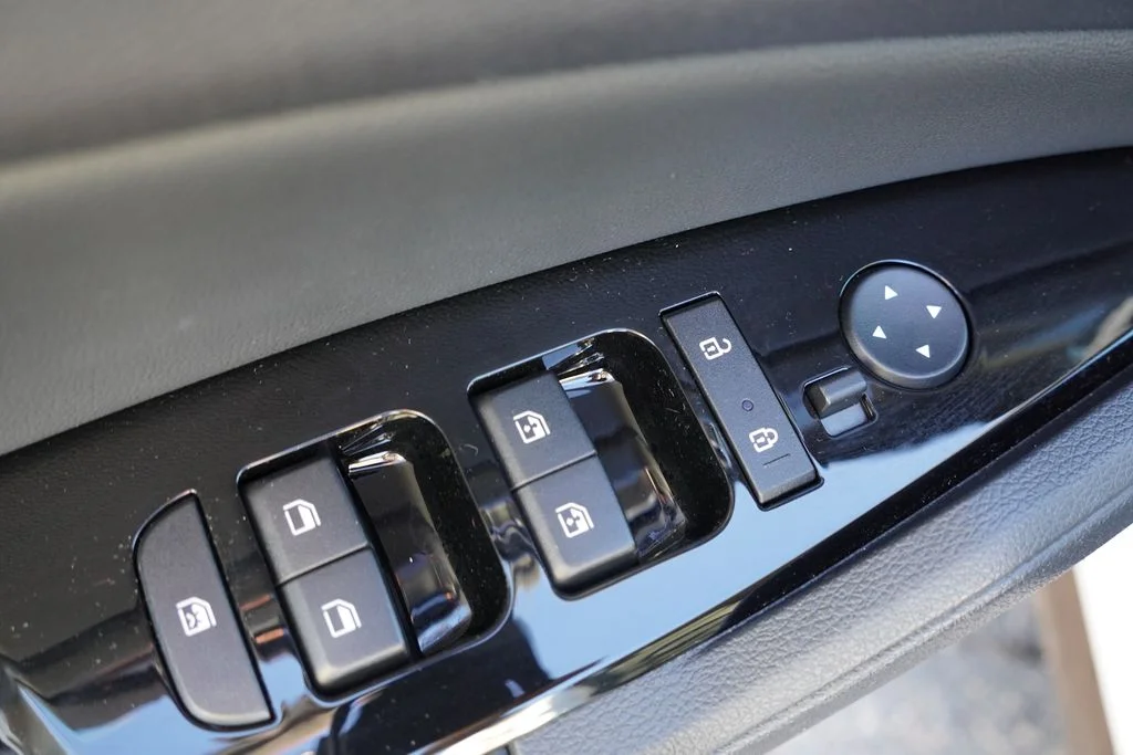 Used 2025 Snow White Pearl Kia EX image 20