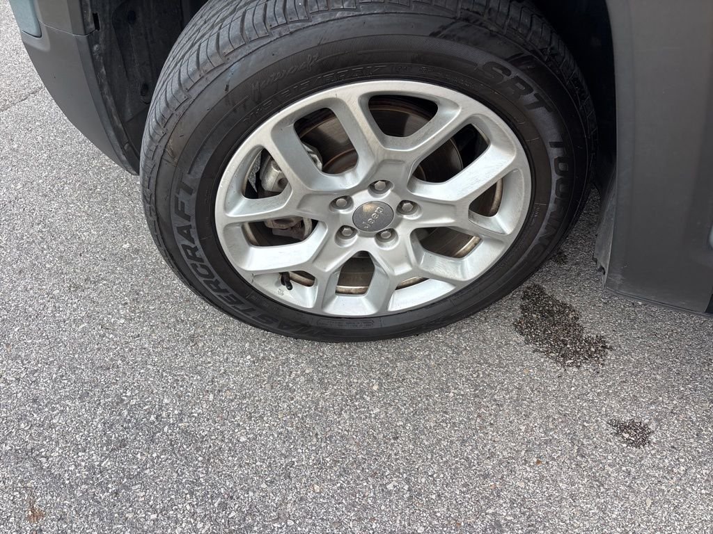 Certified Used 2018 Gray Jeep Latitude image 40