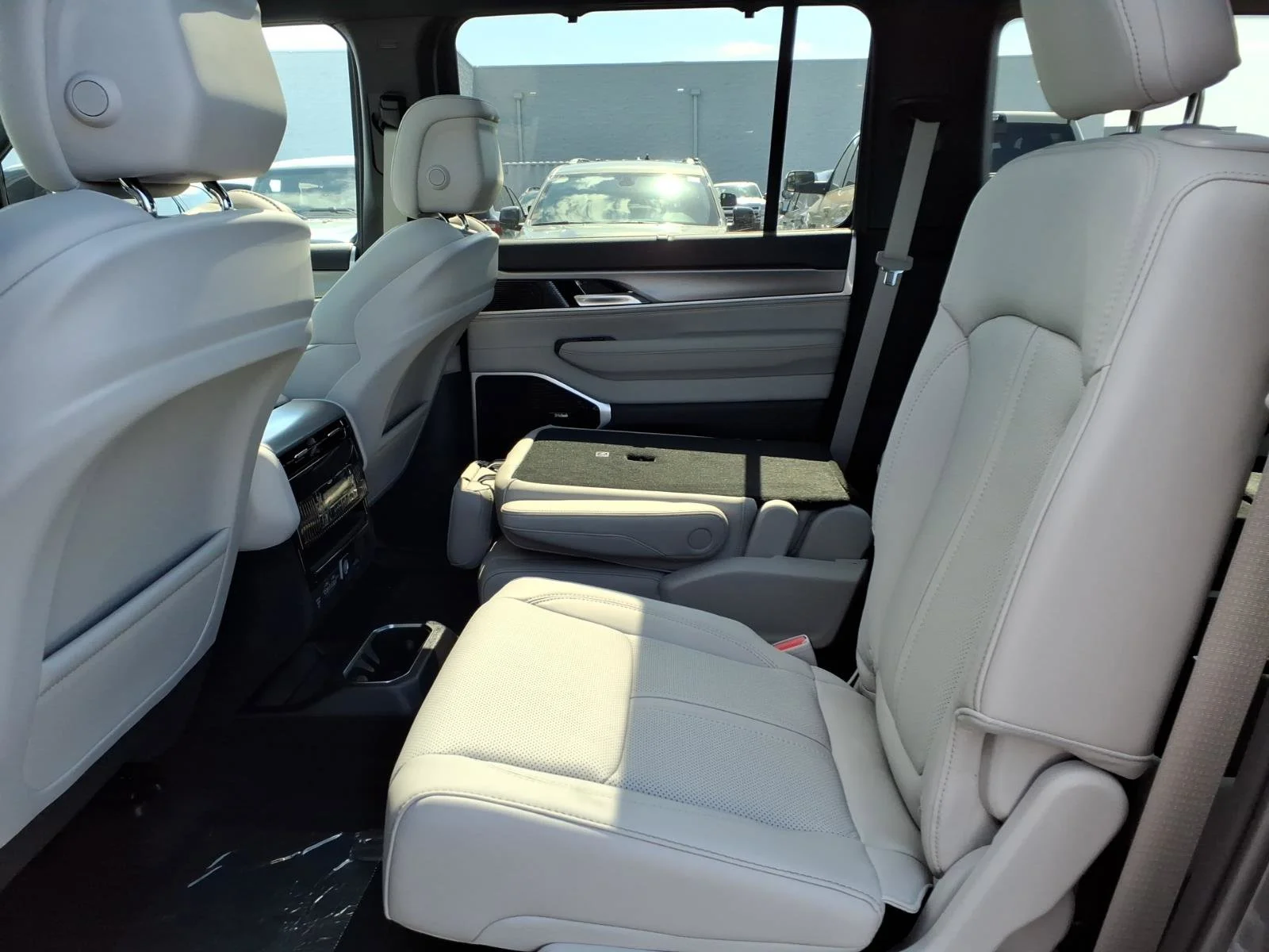 New 2026 Baltic-Gray Metallic Clear-Coat Exterior Paint Jeep Limited Reserve image 17