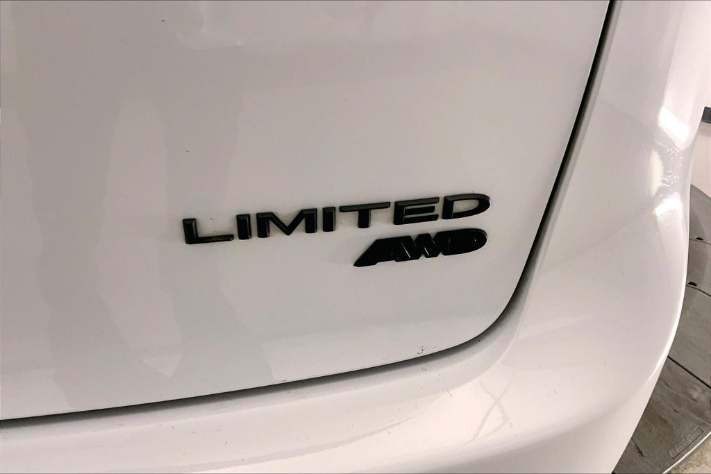 Used 2024 Bright White Clearcoat Chrysler Limited image 7