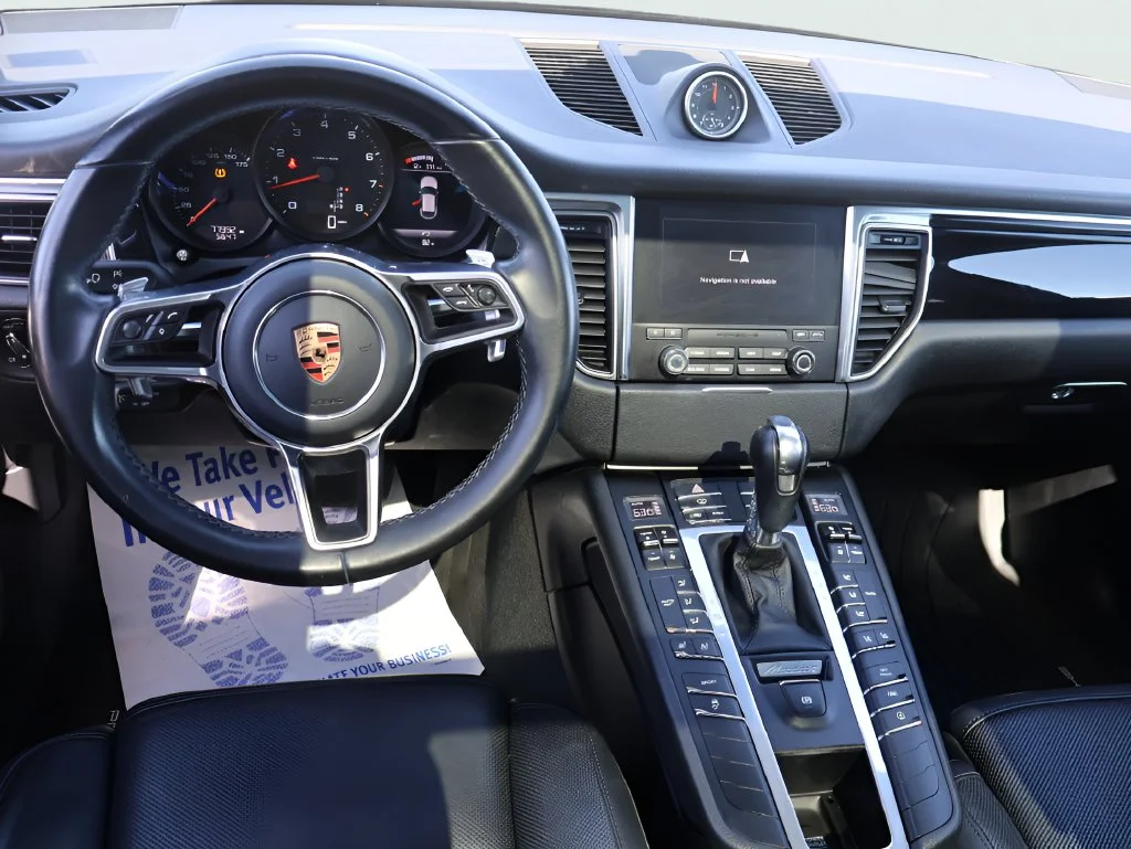 Used 2018  Porsche Base image 19