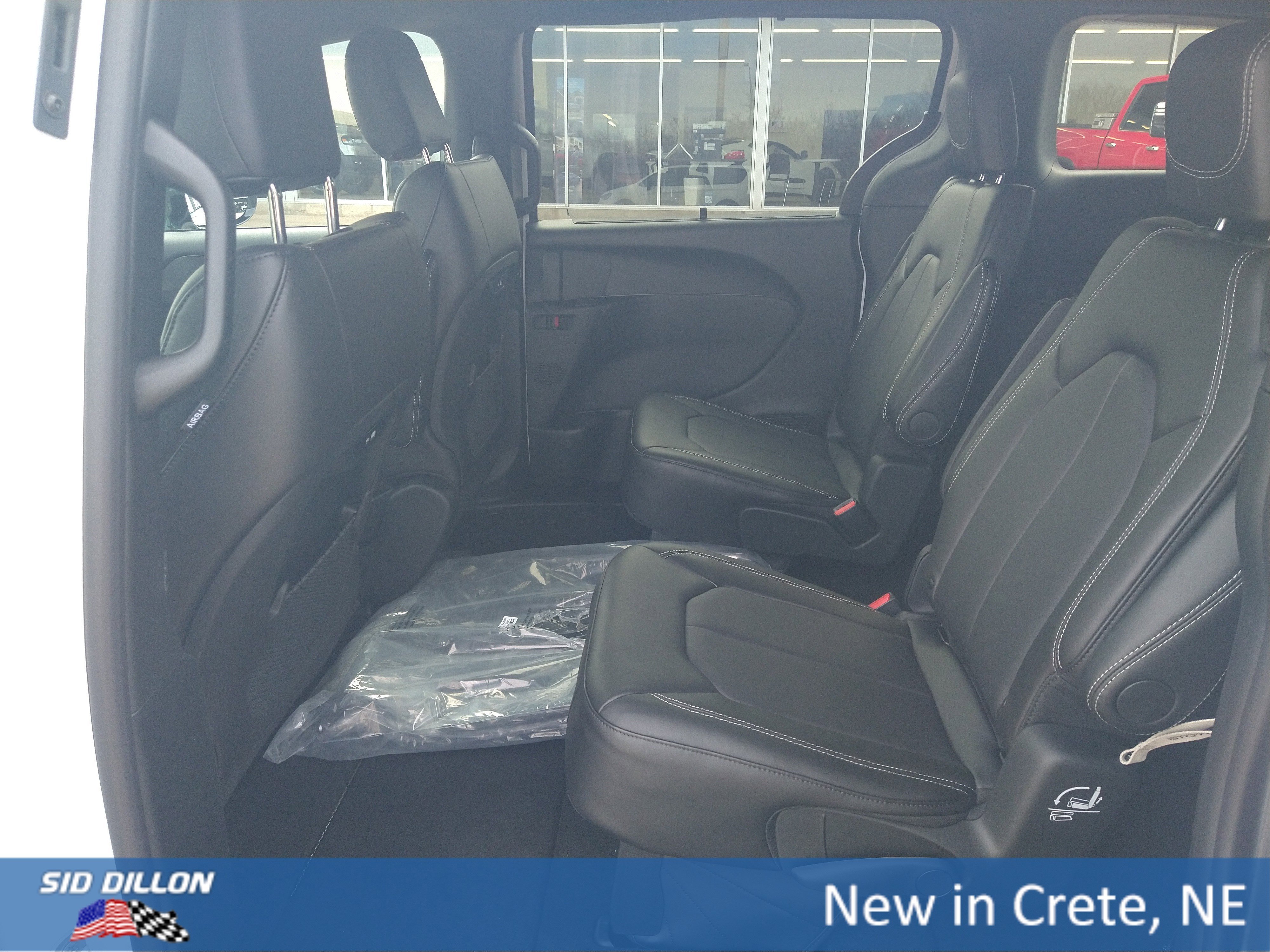 New 2026 Bright White Clear-Coat Exterior Paint Chrysler Select image 5