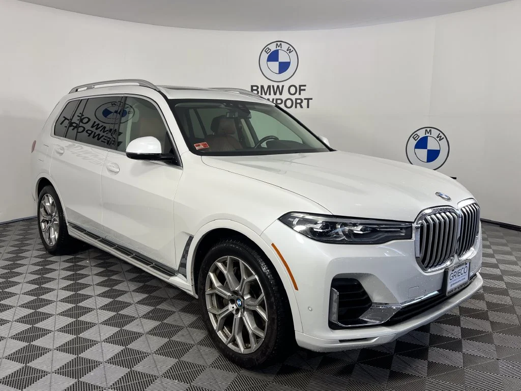 Used 2021 White BMW xDrive40i image 1