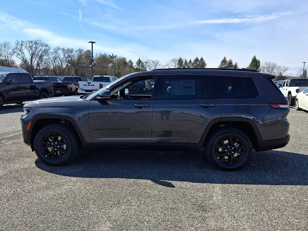 New 2026 Baltic Gray Metallic Clear-Coat Exterior Paint Jeep Laredo Altitude image 5