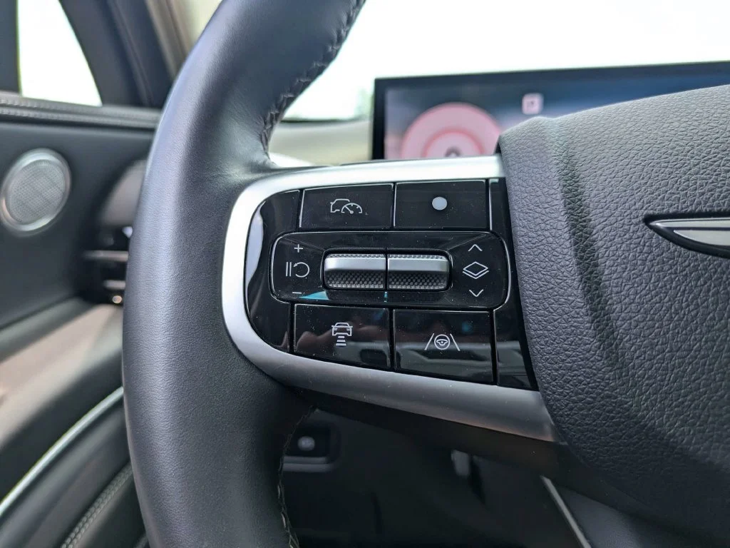 Used 2025 Silver Genesis 2.5T image 28