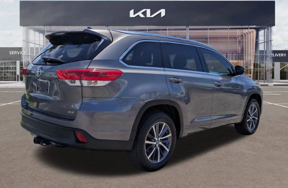 Used 2018 Predawn Gray Mica Toyota XLE image 6