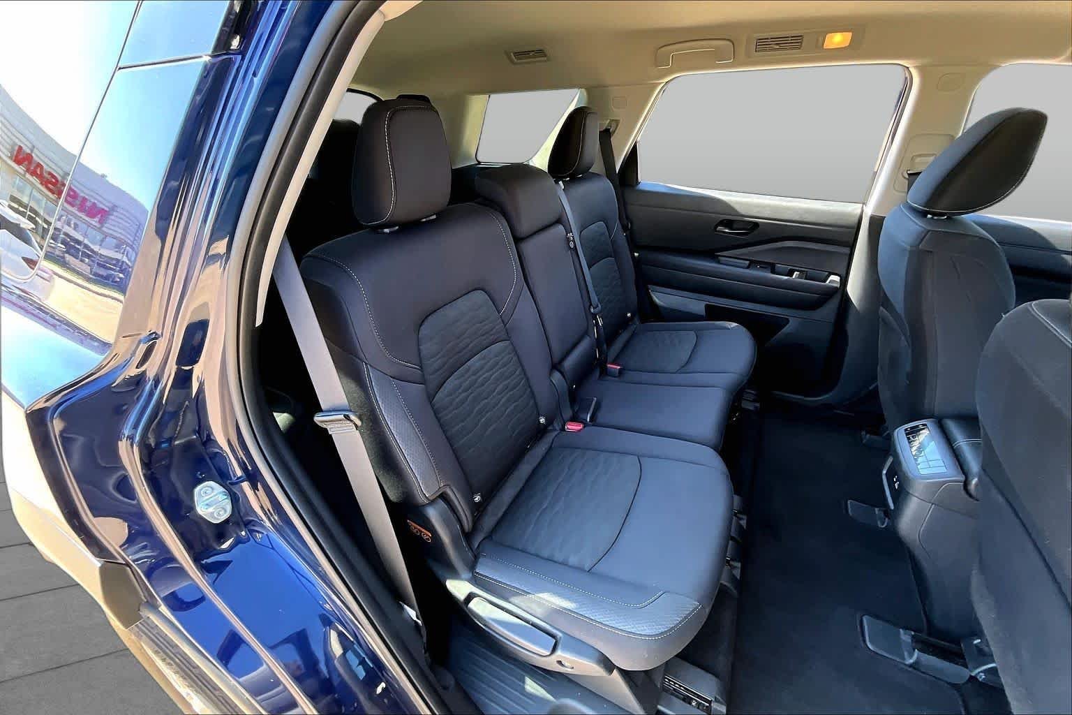 2025 Nissan Pathfinder SV - Photo 18