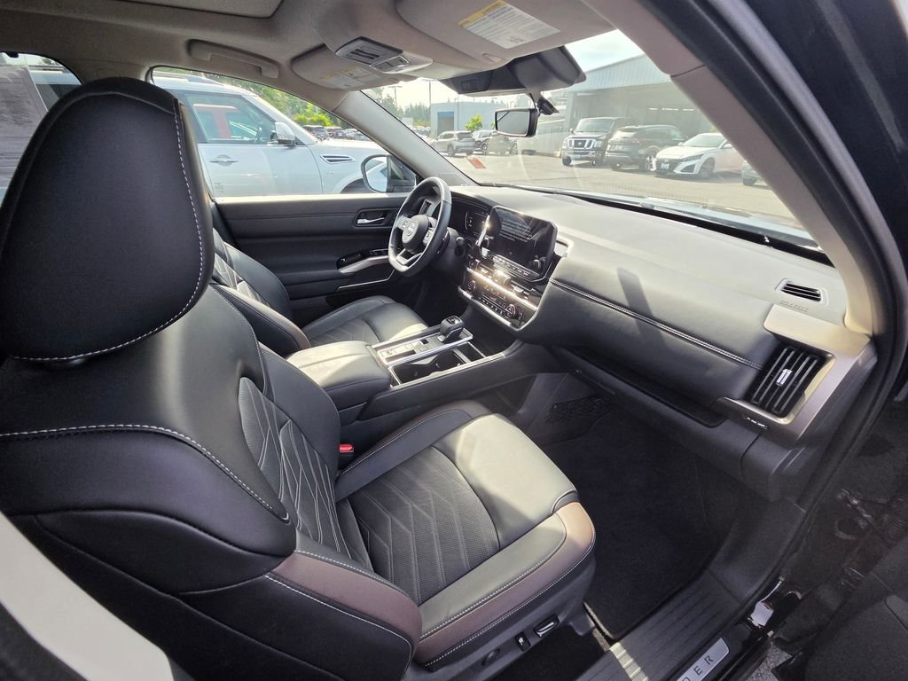 Used 2025 Black Nissan Platinum image 23
