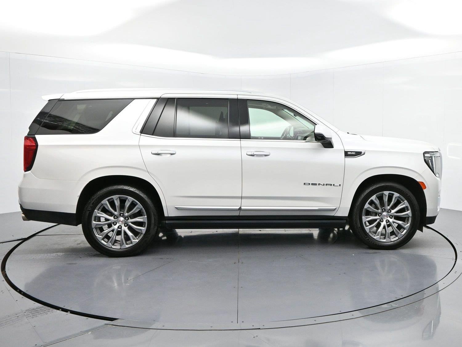 Used 2021 WHITE FROST TRICOAT GMC Denali image 8