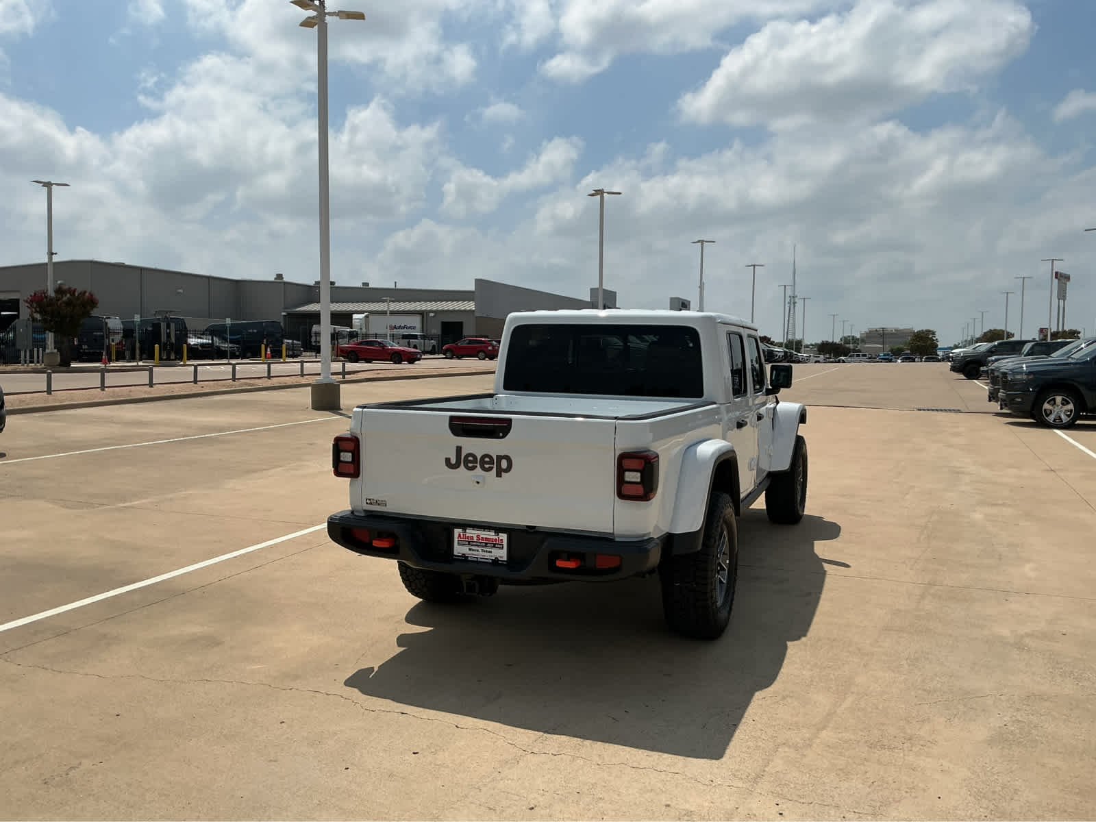 New 2026 Bright White Clear-Coat Exterior Paint Jeep Mojave image 8