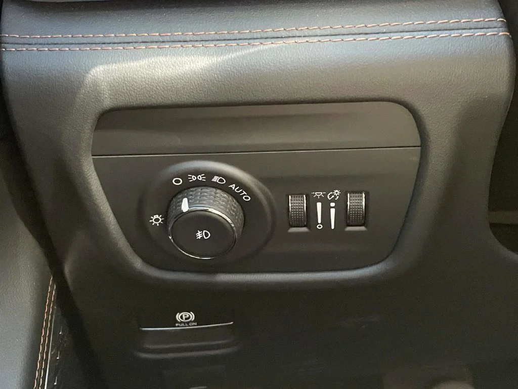 Used 2023 White Jeep Summit image 27