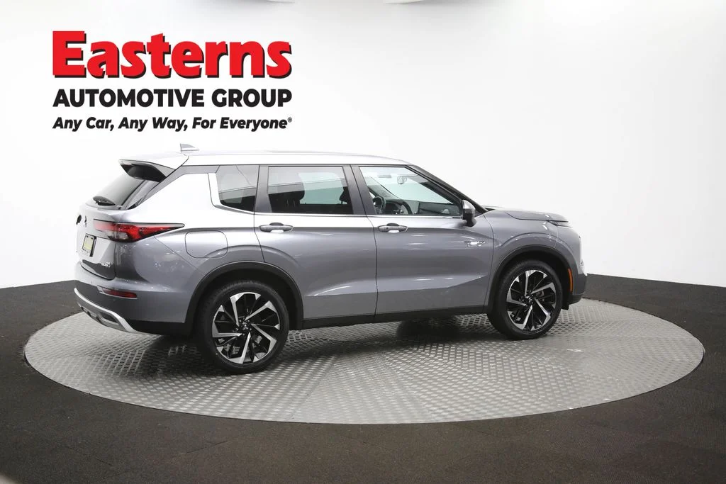 Used 2023 Silver Mitsubishi SE image 108