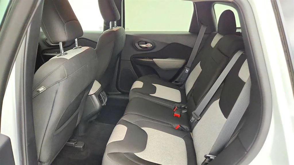 Used 2014 Bright White Clearcoat Jeep 4WD 4dr Latitude w/ 8.4