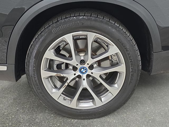 Used 2025 Black BMW xDrive50e image 30