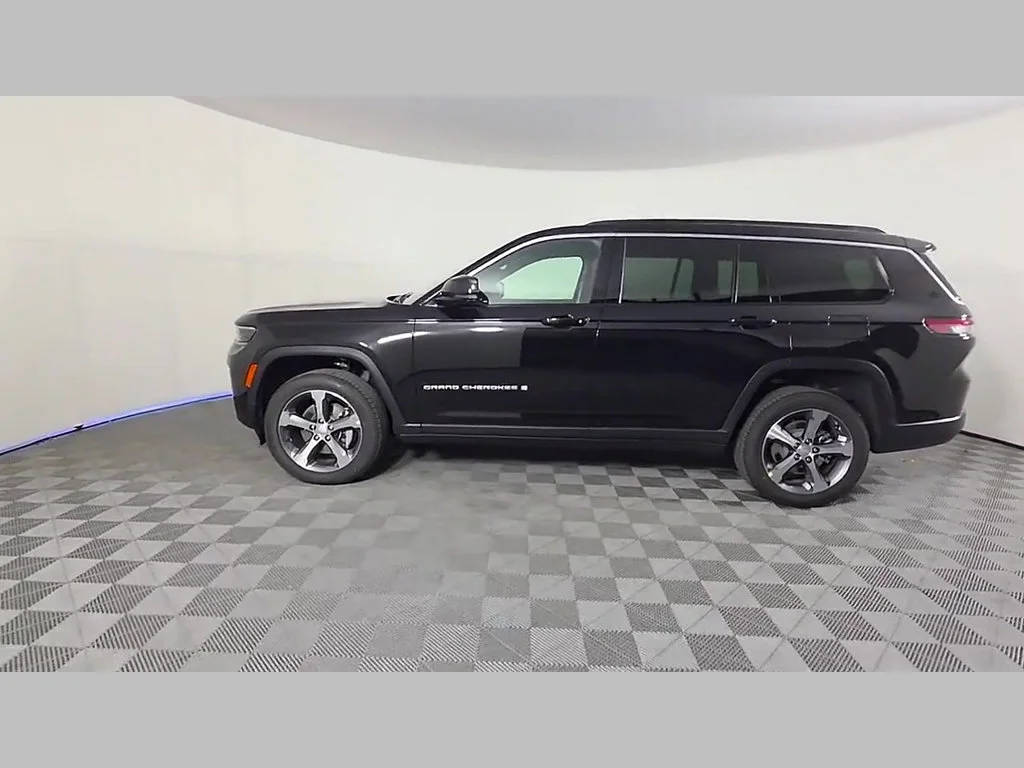 New 2026 Diamond Black Crystal Pearl-Coat Exterior Paint Jeep Limited image 33