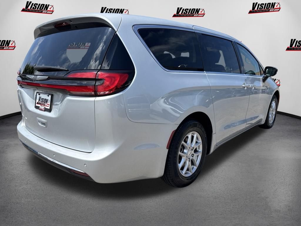 Used 2024 Silver Chrysler Touring L image 5