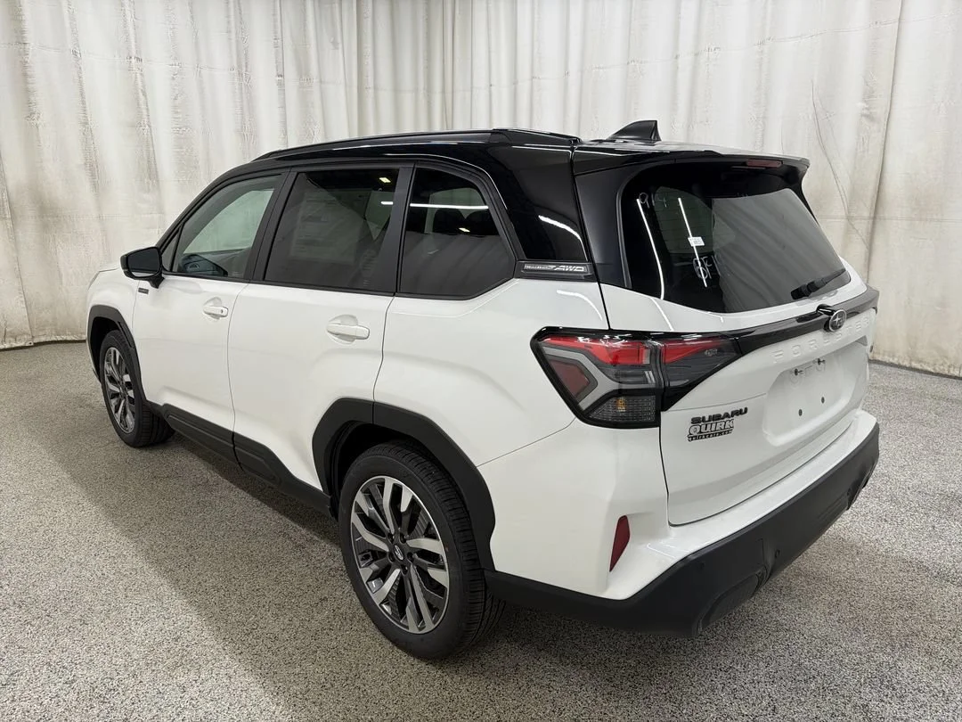 New 2026 Crystal White Pearl/Crystal Black Silica Subaru Touring Hybrid image 9