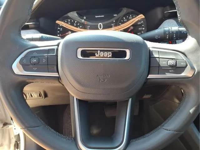 Used 2024  Jeep Latitude image 14