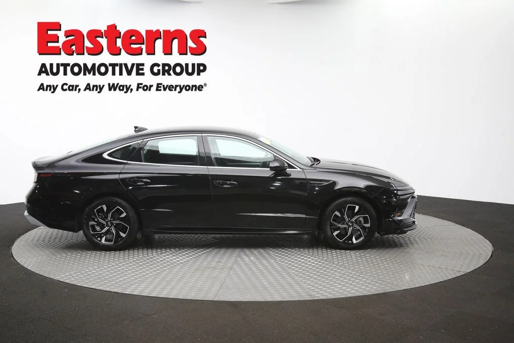 Used 2025 Black Hyundai SEL image 46