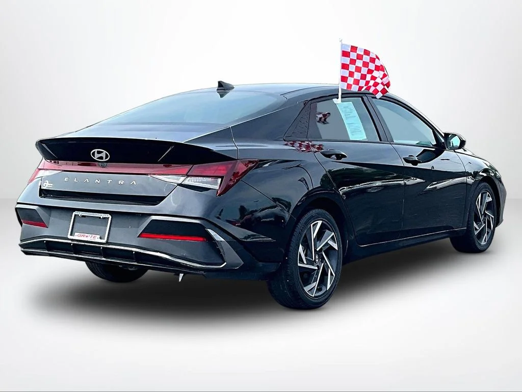 Used 2025 Black Hyundai SEL Sport image 2
