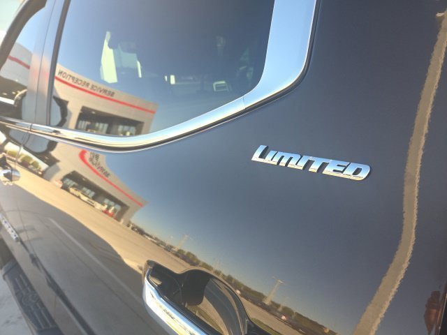 Used 2025  Toyota Limited image 7