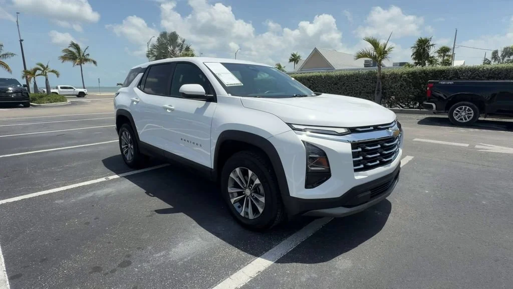 Used 2025 Summit White Chevrolet LT image 2