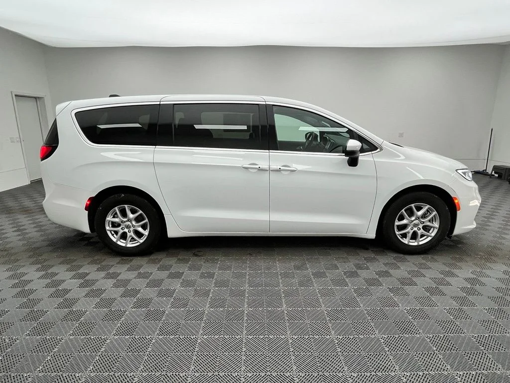 Used 2023 White Chrysler Touring image 7