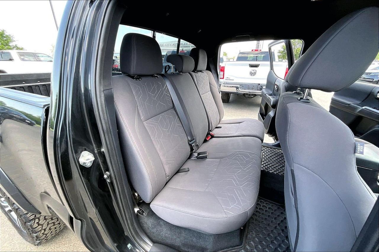 Used 2018 Midnight Black Metallic Toyota SR5 image 27
