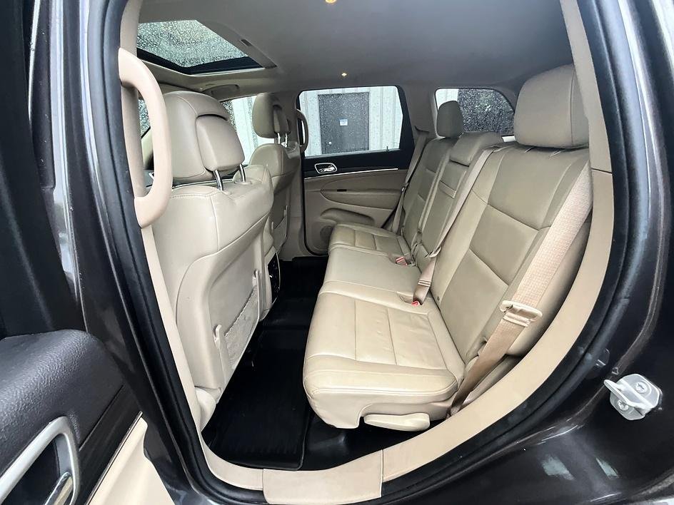 Used 2019 Gray Jeep Limited image 29