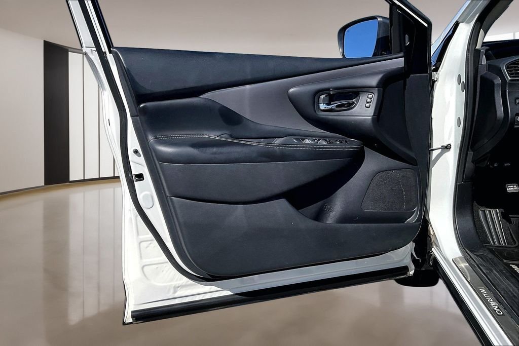 Used 2021 White Nissan SL image 17