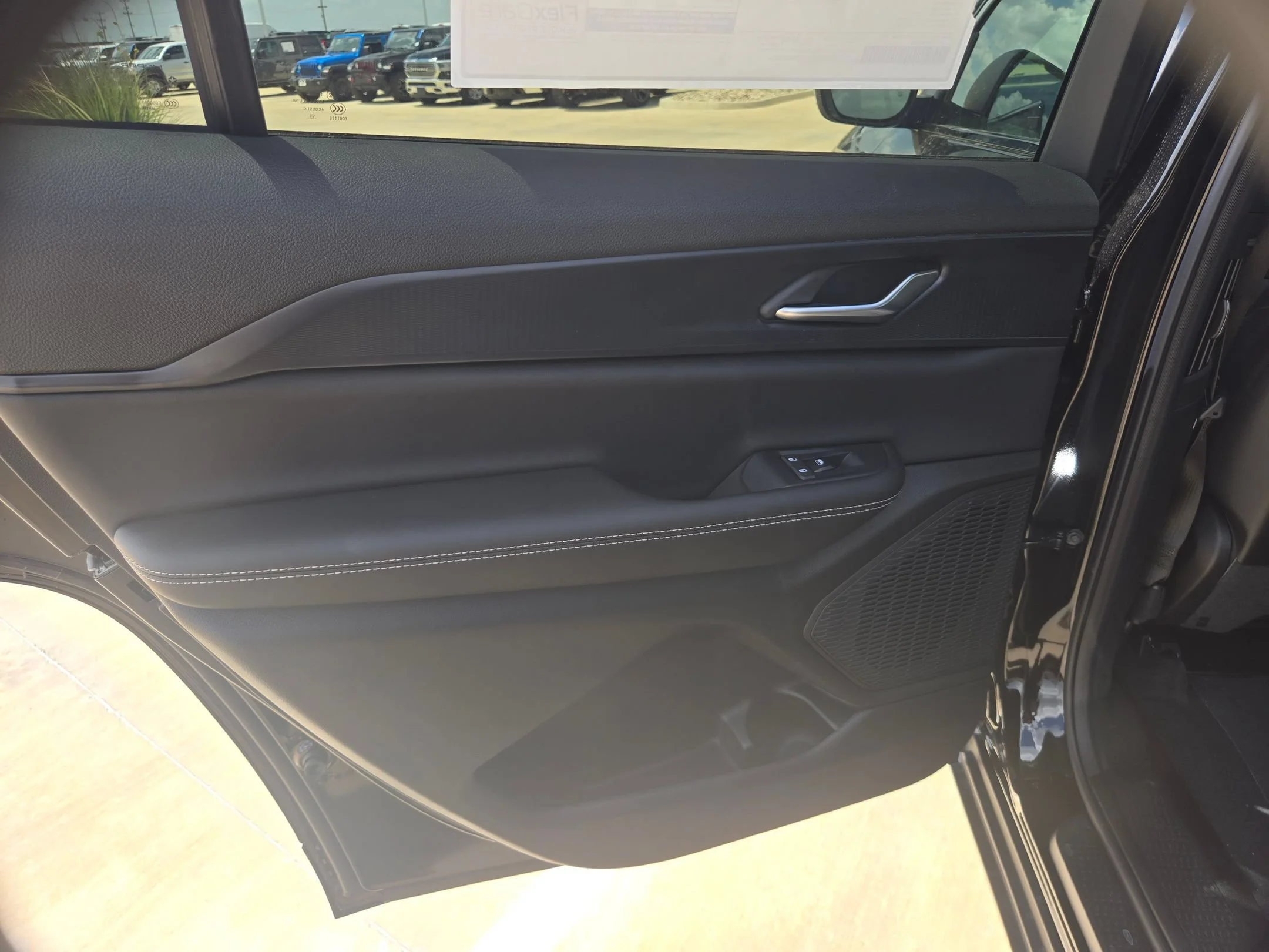 New 2026 Diamond Black Crystal Pearl-Coat Exterior Paint Jeep Laredo image 14