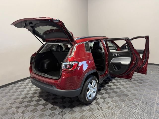 Used 2022 Velvet Jeep Latitude image 28