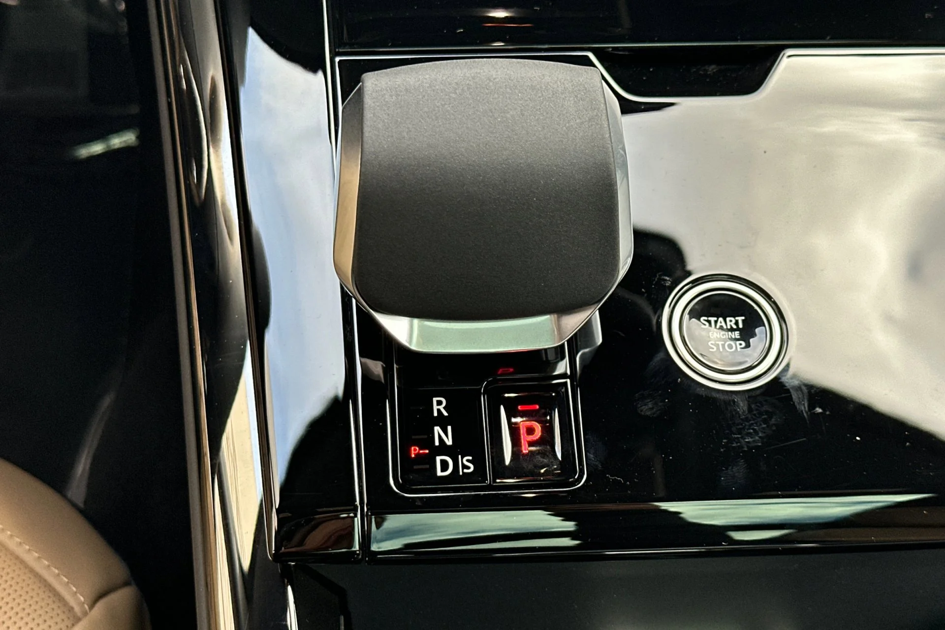 Used 2025 Red Land Rover Dynamic SE image 24