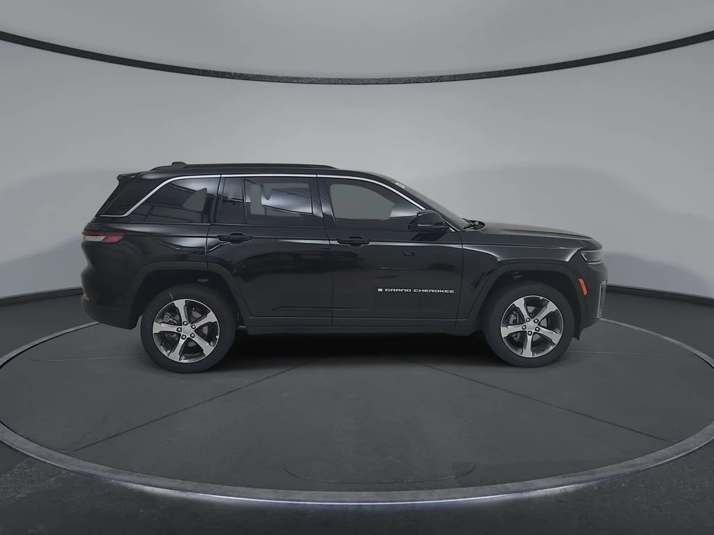 New 2026 Diamond Black Crystal Pearl-Coat Exterior Paint Jeep Limited image 16