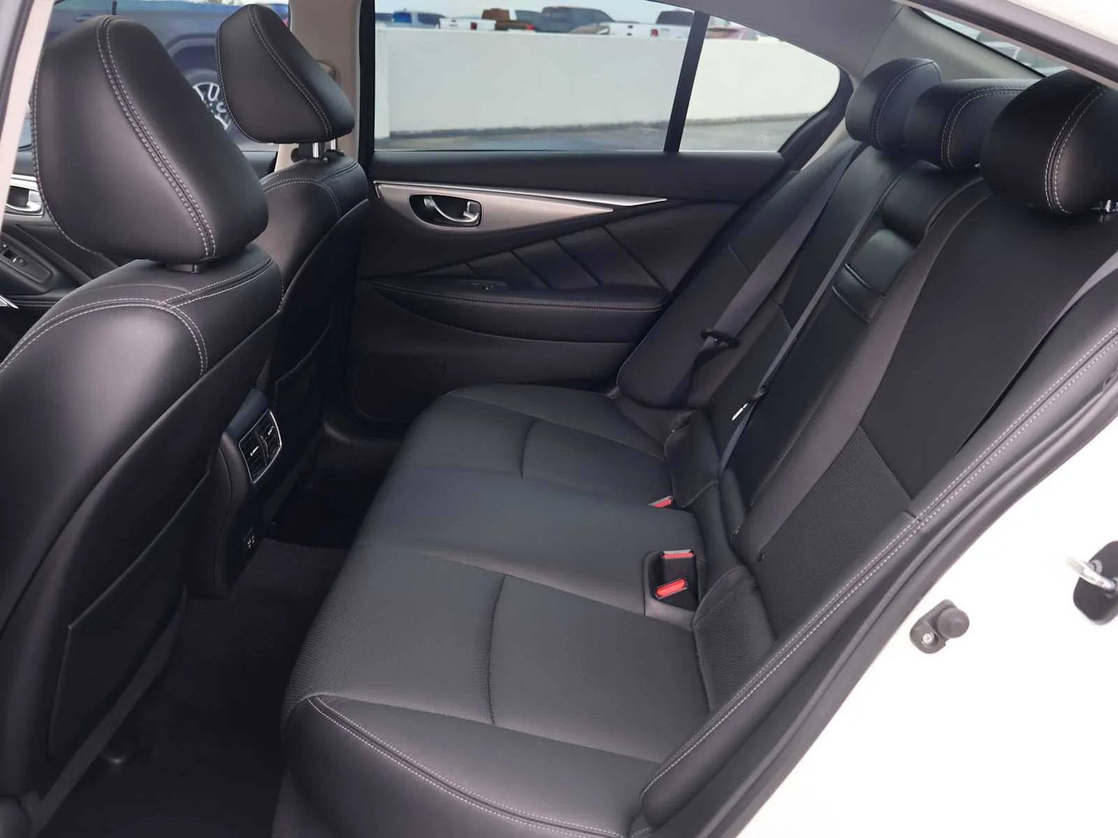Certified Used 2022 Pure White INFINITI LUXE image 13