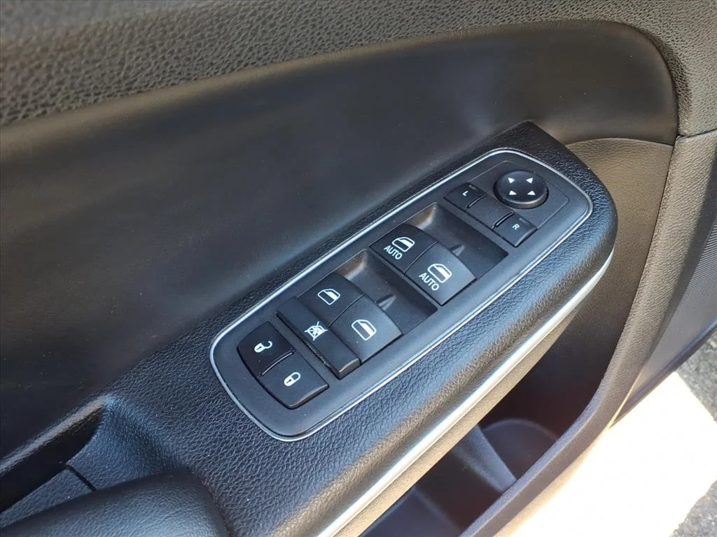 2022 Chrysler 300 Touring - Photo 11