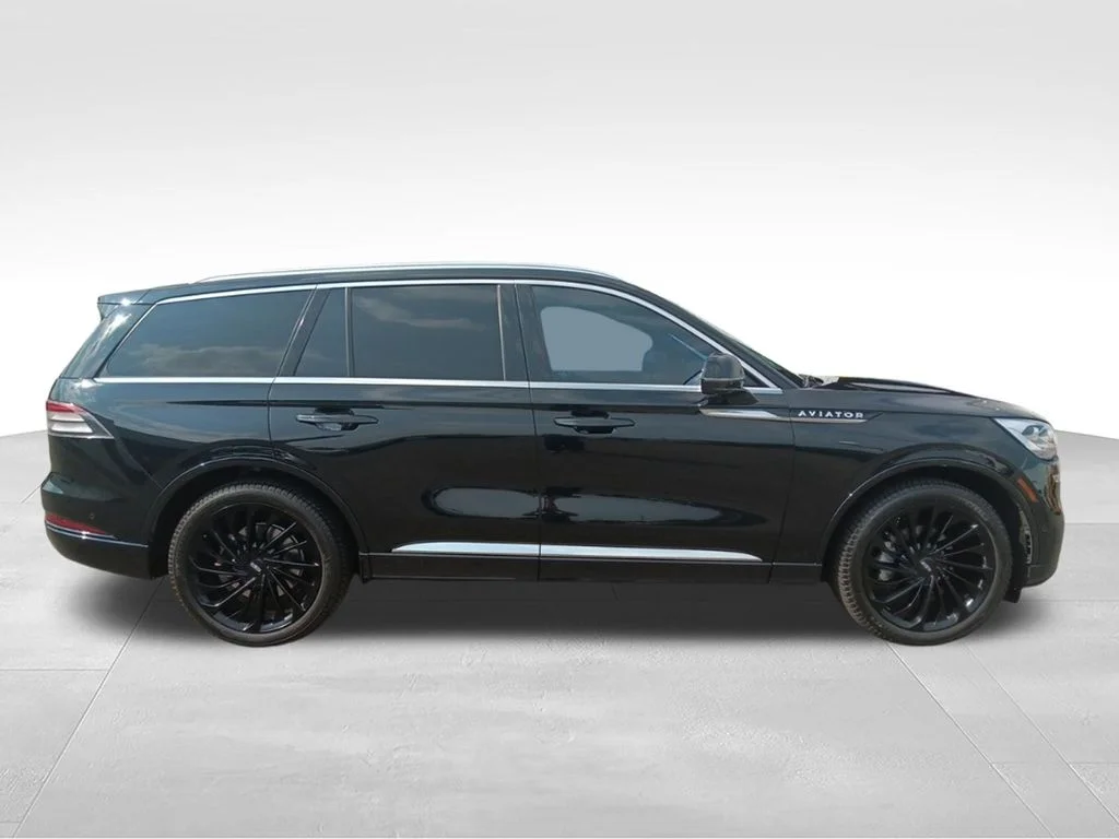 Used 2022 Infinite Black Metallic Clearcoat Lincoln Reserve image 8