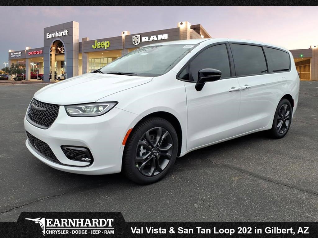 2026 Chrysler Pacifica Select's photo