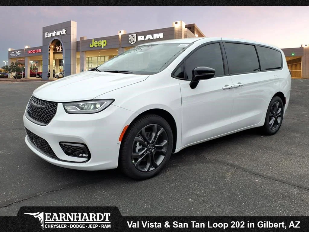 2026 Chrysler Pacifica Select's photo
