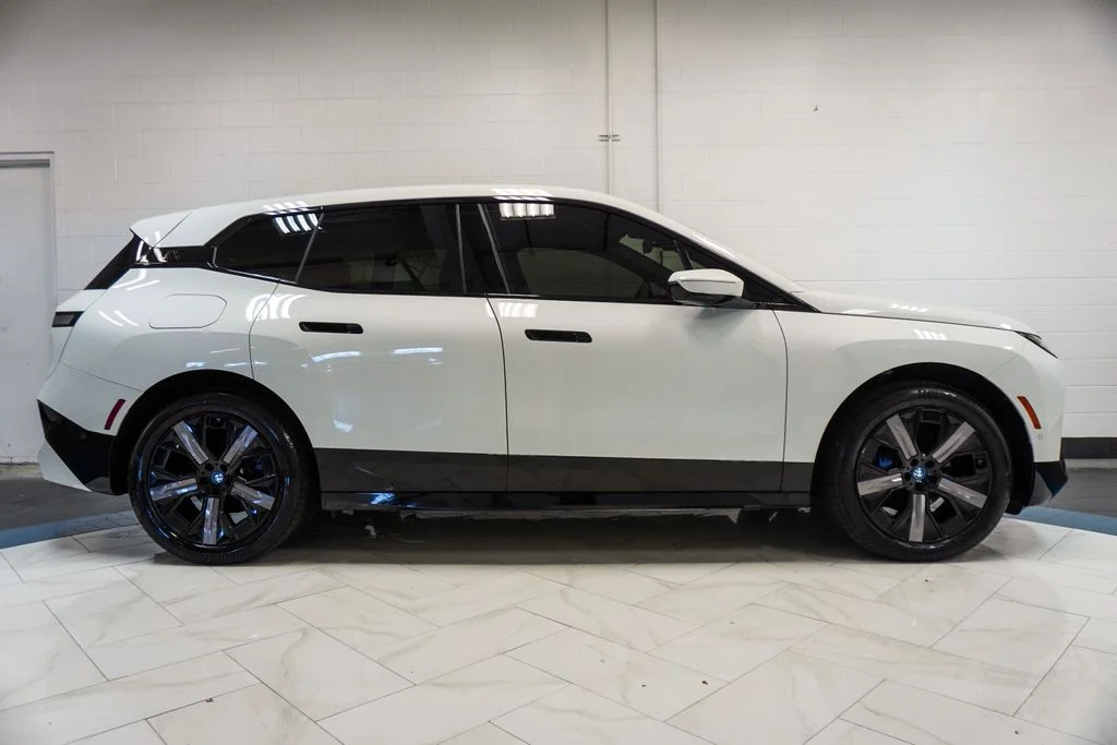 Used 2024 White BMW xDrive50 image 33