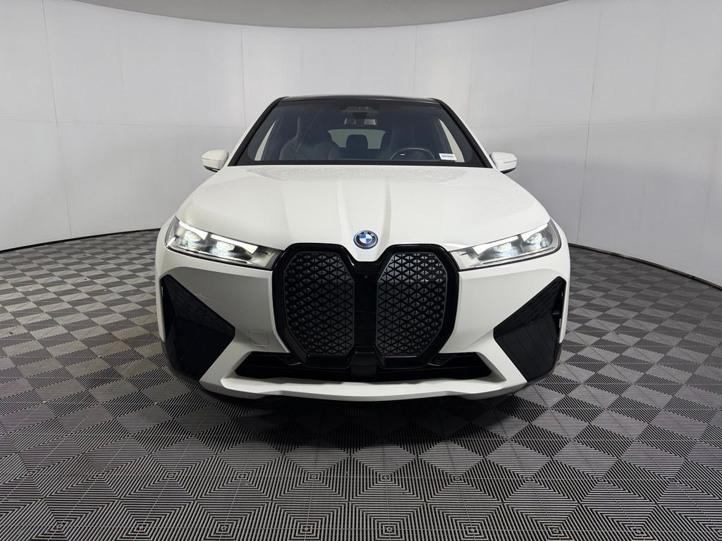 Used 2023 White BMW xDrive50 image 4