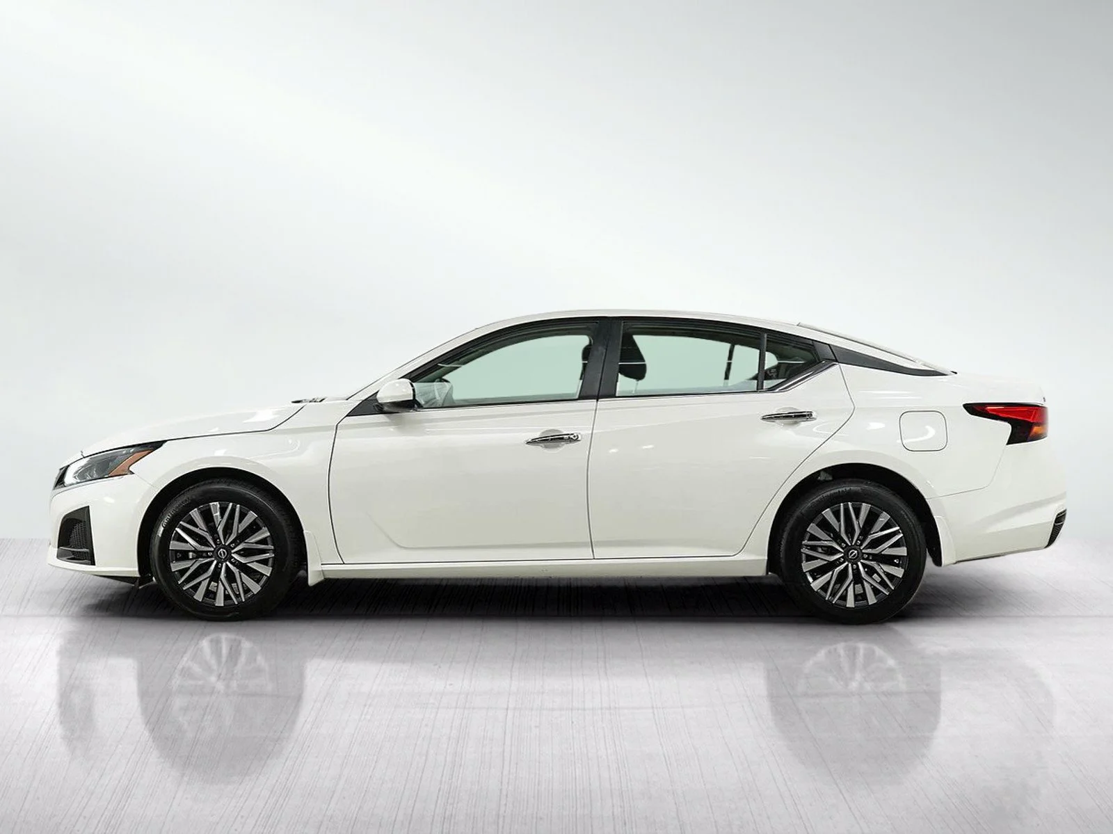 Used 2023 Nissan Altima SV with VIN 1N4BL4DW2PN418259 for sale in Burnsville, Minnesota