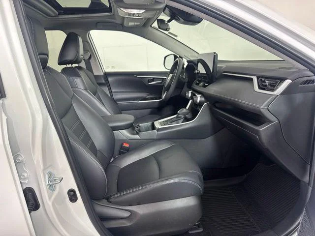 Certified Used 2024 WIND CHILL PEARL Toyota  image 4