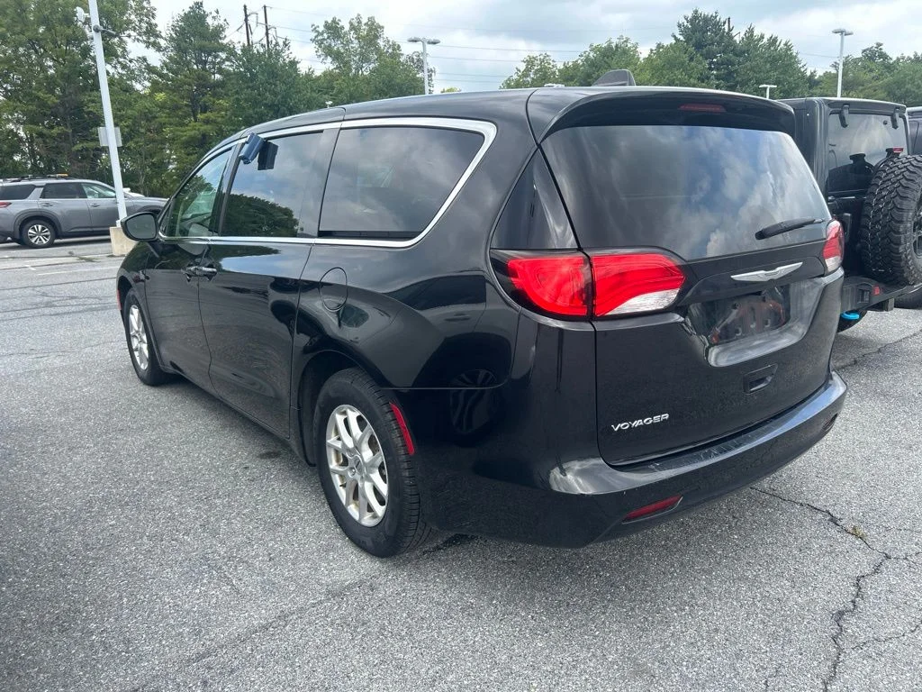 Used 2021 Black Chrysler LX image 6