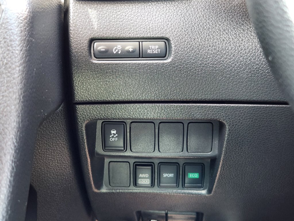 Used 2017 White Nissan S image 18